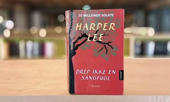 Drep ikke en sangfugl av Harper Lee stående på et bord
