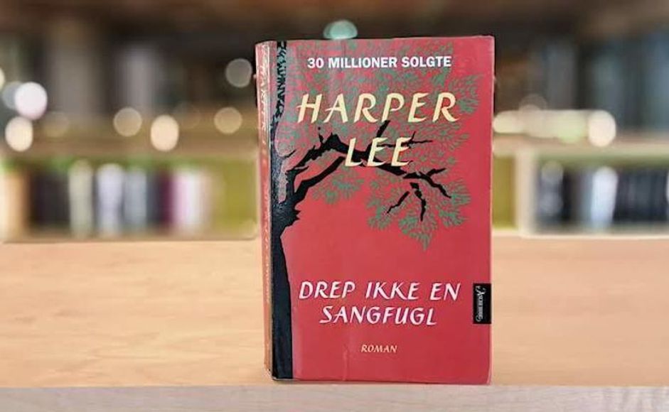 Drep ikke en sangfugl av Harper Lee stående på et bord