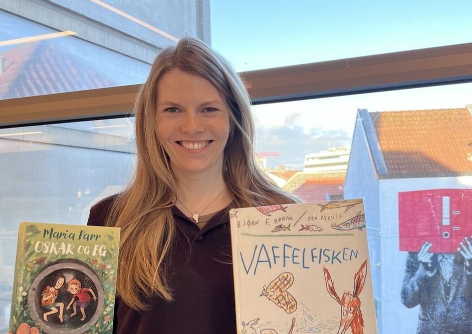 Foto av barnebibliotekar Maria Sannes Undheim som viser bøker