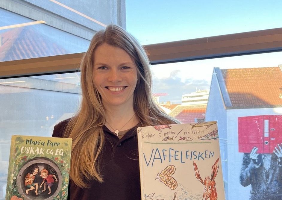 Foto av barnebibliotekar Maria Sannes Undheim som viser bøker