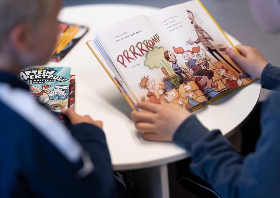 Gutter som leser på biblioteket