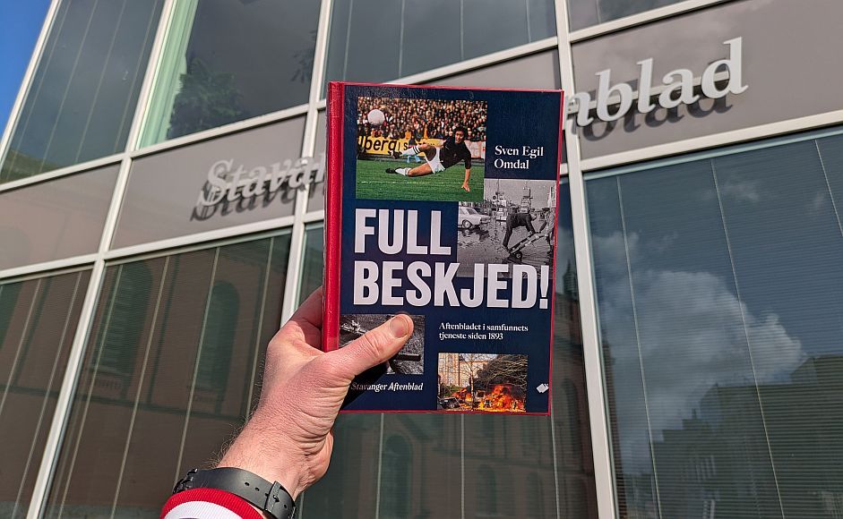 Full beskjed Aftenbladet i samfunnets tjeneste siden 1893 holdt foran Aftenbladets bygg