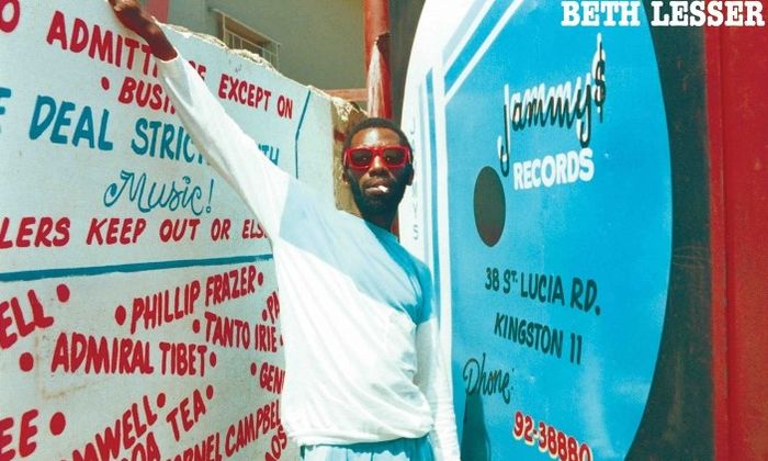 Fra omslaget til Dancehall: The Rise of Jamaican Dancehall Culture av Beth Lesser