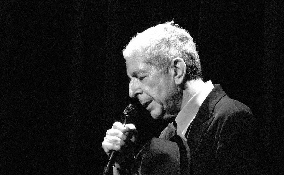 Leonard Cohen i konsert i 2008. Wikimedia Commons, https://commons.wikimedia.org/wiki/File:Leonard_Cohen_2127.jpg