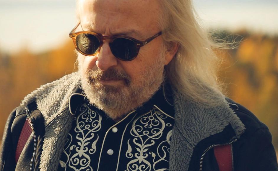 Portrett av Levi Henriksen med solbriller.