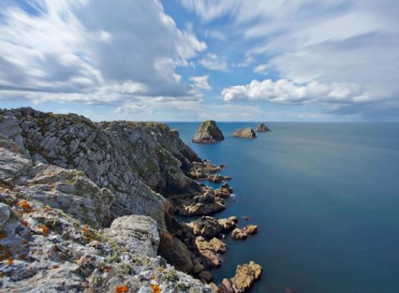Hav, himmel og klipper i Bretagne i Frankrike