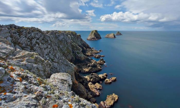 Hav, himmel og klipper i Bretagne i Frankrike