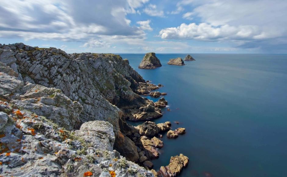 Hav, himmel og klipper i Bretagne i Frankrike