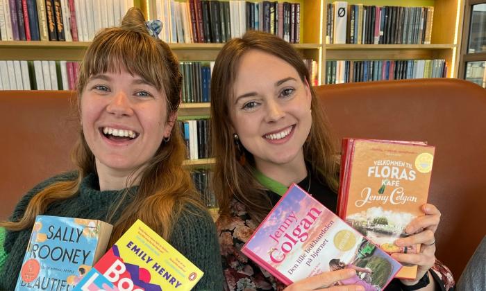 Bibliotekarerne Ingunn og Nana med deres romance favoritter.