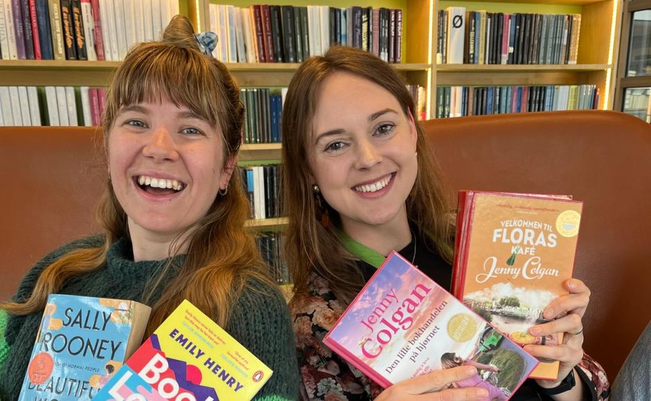 Bibliotekarerne Ingunn og Nana med deres romance favoritter.