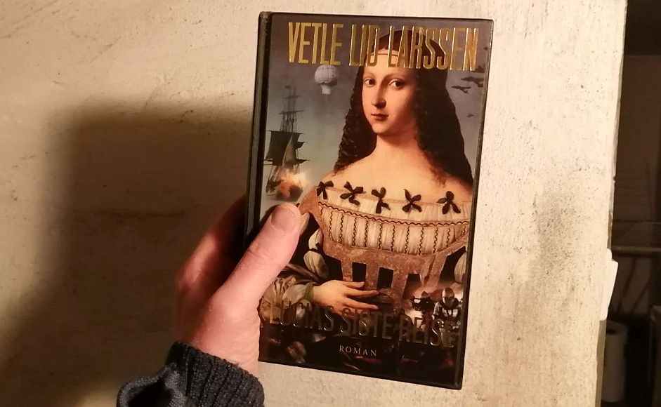 Vetle Lid Larssens bok Lucias siste reise holdt mot en murvegg