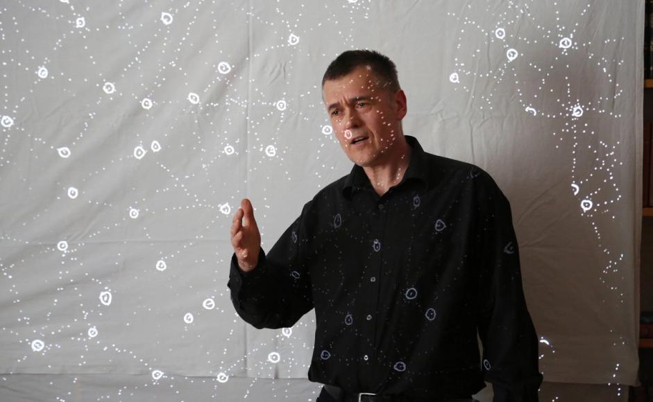 Kunstner Kurt Johannessen holder foredrag om sjokoladekake