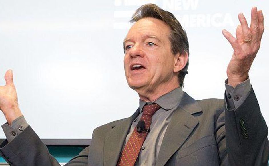 Lawrence Wright foran hvit skjerm, med armene ut til siden