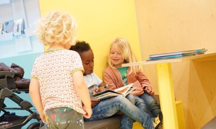 Barnehagebesøk på biblioteket (Solvang barnehage)