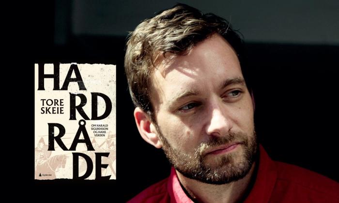 Foto: Tore Skeie med bokcover "Harald Hardråde".