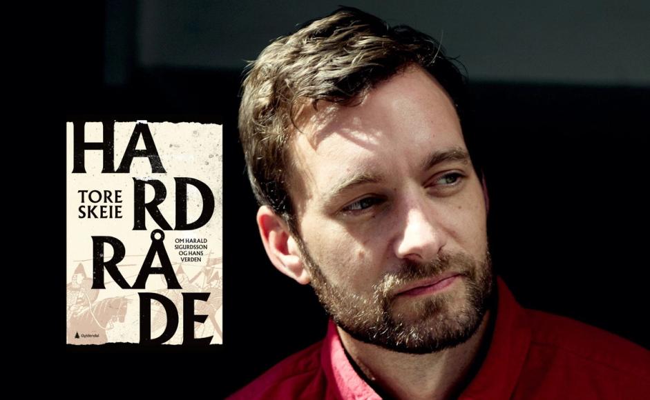 Foto: Tore Skeie med bokcover "Harald Hardråde".