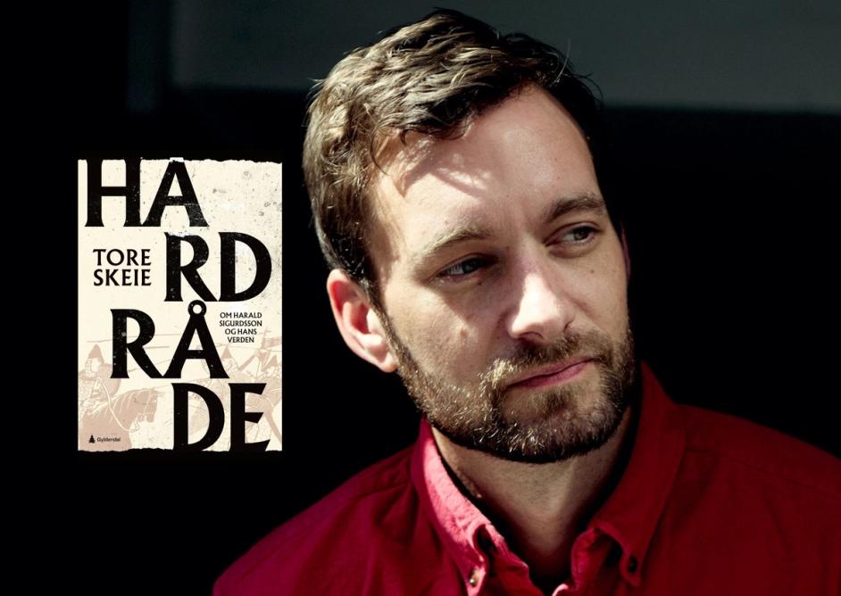 Foto: Tore Skeie med bokcover "Harald Hardråde".