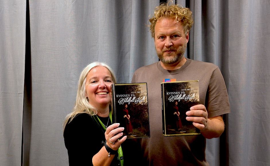 Nina Bachke og Tomas Gustafsson holder boka Kvinnen på Wildfell Hall av Anne Brontë