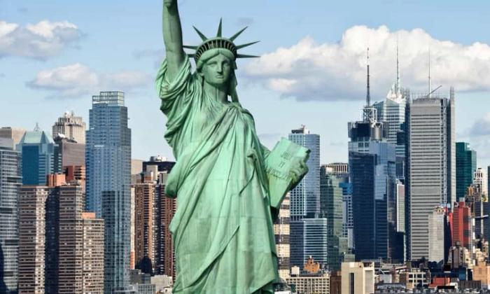 Frihetsstatuen foran New York