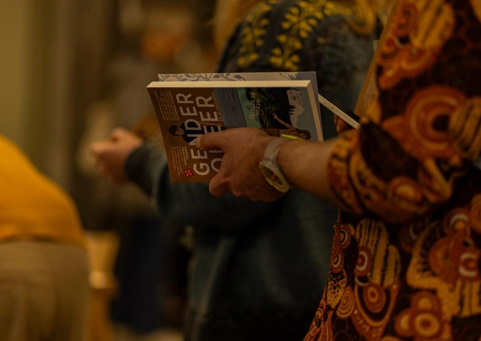 Foto av noen som holder Maia Kobabes bok "Gender Queer". Foto Andrea Rocha.