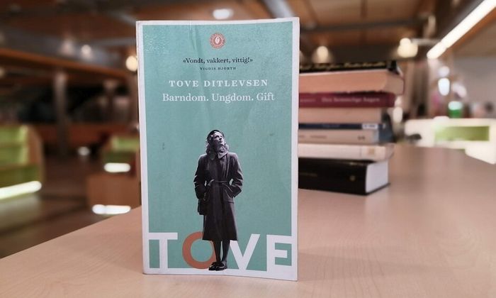 Barndom. Ungdom Gift av Tove Ditlevsen stående på bord i biblioteket