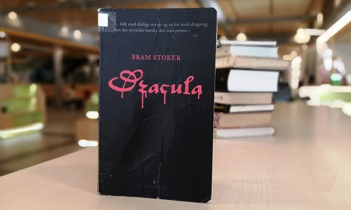 Dracula av Bram Stoker stående på bord i biblioteket