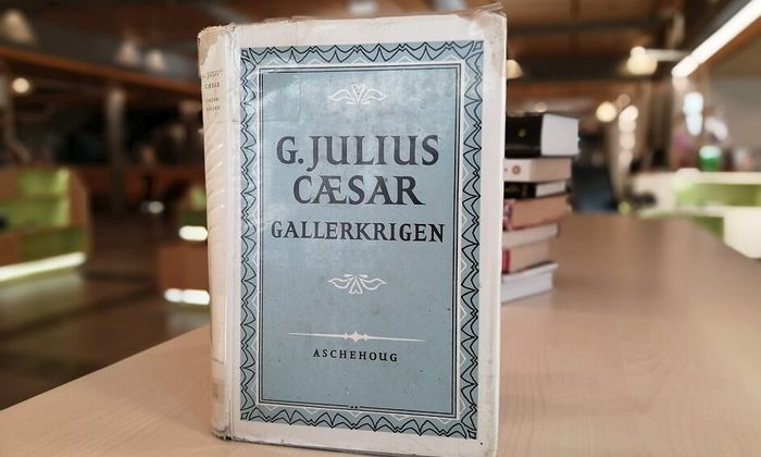 Gallerkrigen av Julius Cæsar stående på bord i biblioteket