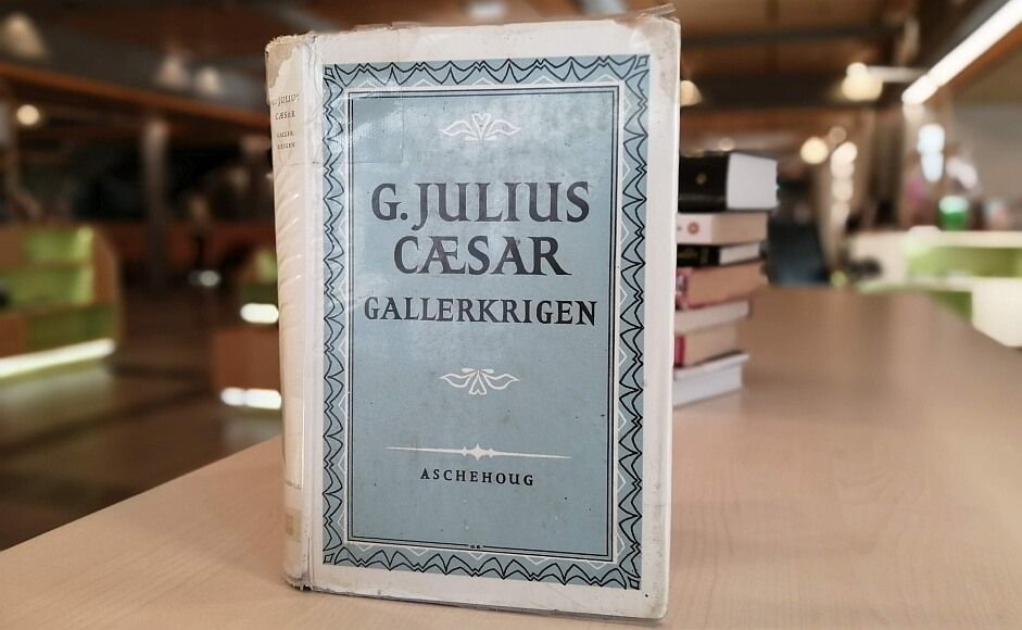 Gallerkrigen av Julius Cæsar stående på bord i biblioteket