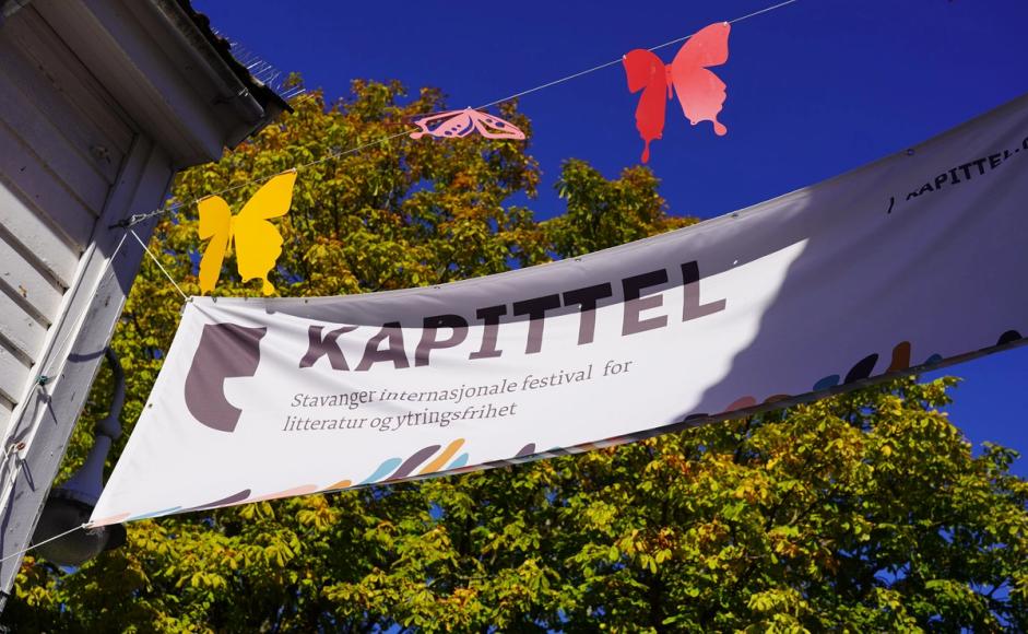 Gatebanner i Stavanger med sommerfugler og sol