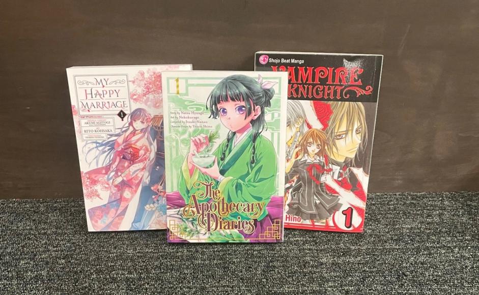Manga med jenter på forsiden (My happy marriage, Apothecary diaries og Vampire knight)
