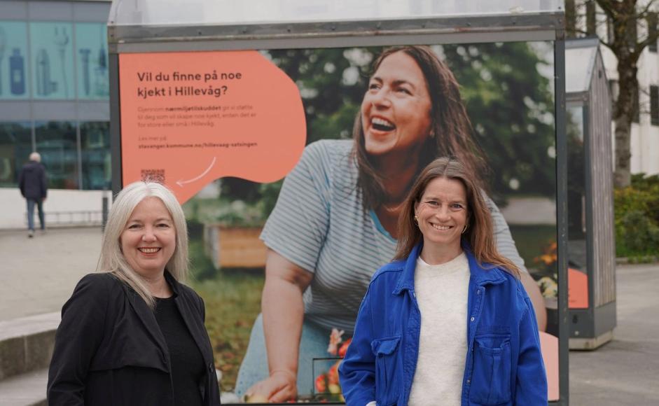 To damer Nina Backhe og Kathrine Idsø, står foran en torvbod utenfor Kilden kjøpesenter og smiler.