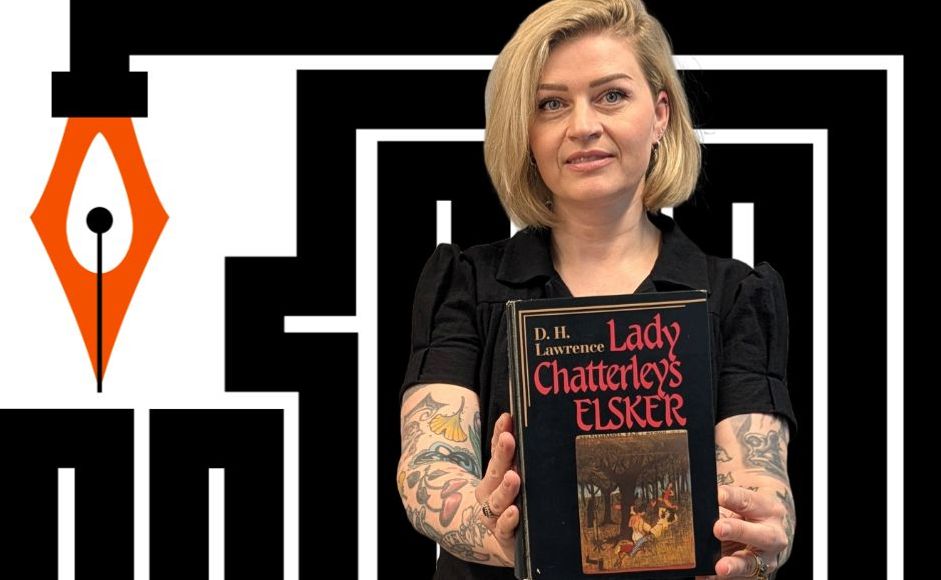 Marianne Hovdan holder boka Lady Chatterleys elsker foran bakgrunn for Ytringsfrihetsbyen Stavanger